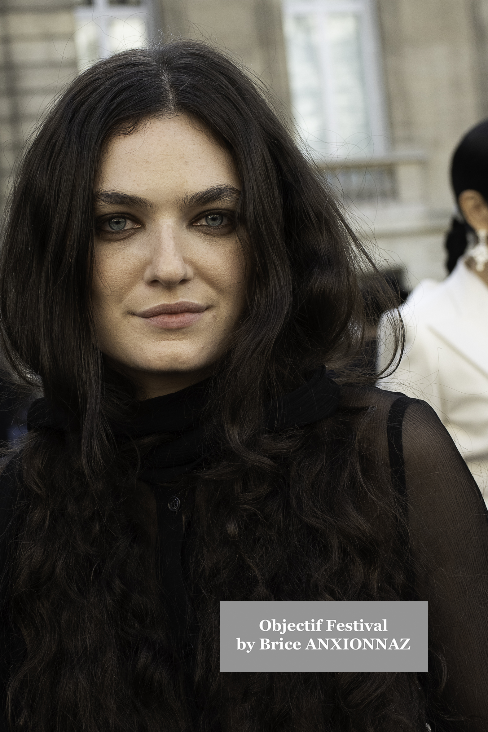 Photo streetstyle de Kim Cattrall - Streetstyle photos of guest arrivals at the Nina Ricci show lors du défilé Nina Ricci Spring 2025 à Streetstyle-photos-of-guest-arrivals-at-the-Nina-Ricci-show, Paris Fashion Week le 7 March 2025 par Brice ANXIONNAZ (Objectif Festival)